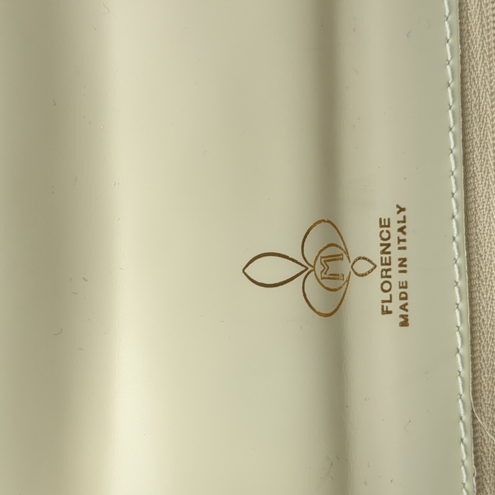 Elegant Cream Shoulder Bag with Gold Accents - Picture 11 of 16